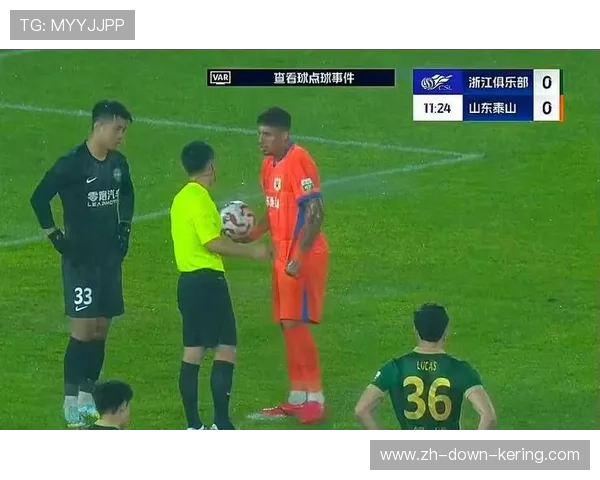川超联赛现争议冲突，主队球员飞踹裁判，观众高喊黑哨